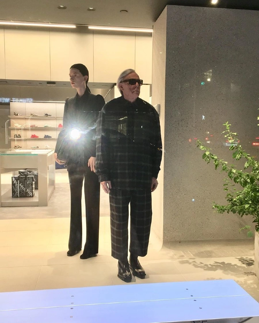 Balenciaga'nın Hiperrealistik Madison Avenue Vitrini Balenciaga'nın Hiperrealistik Madison Avenue Vitrini