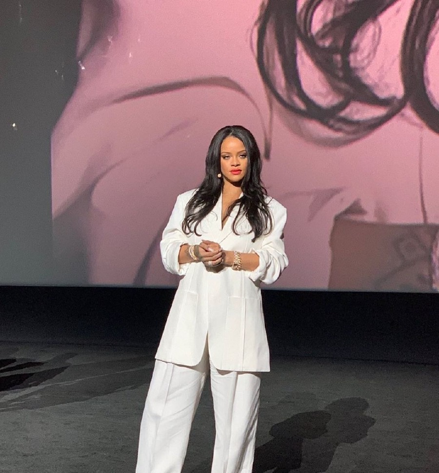 Rihanna'nın Akdeniz Esintili Jacquemus Resmiyeti