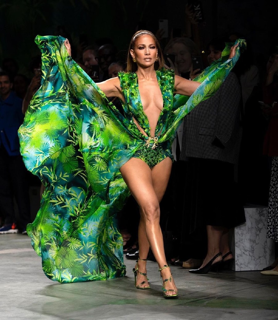 Versace Podyumundan Jennifer Lopez Geçti!