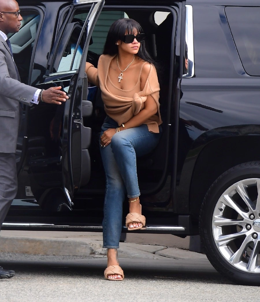 Cool Üçlü: Rihanna, Denim ve Terlik