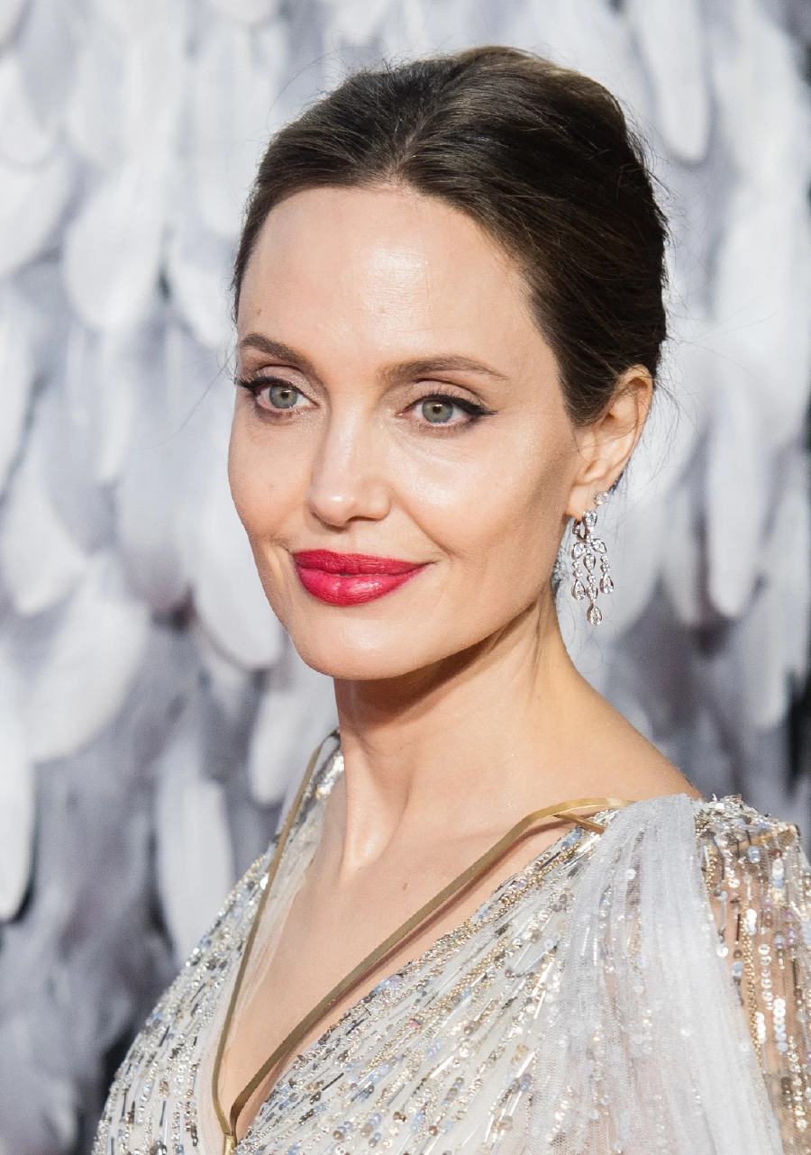 Angelina Jolie'den Kırmızı Ruj Kullanma Rehberi Angelina Jolie