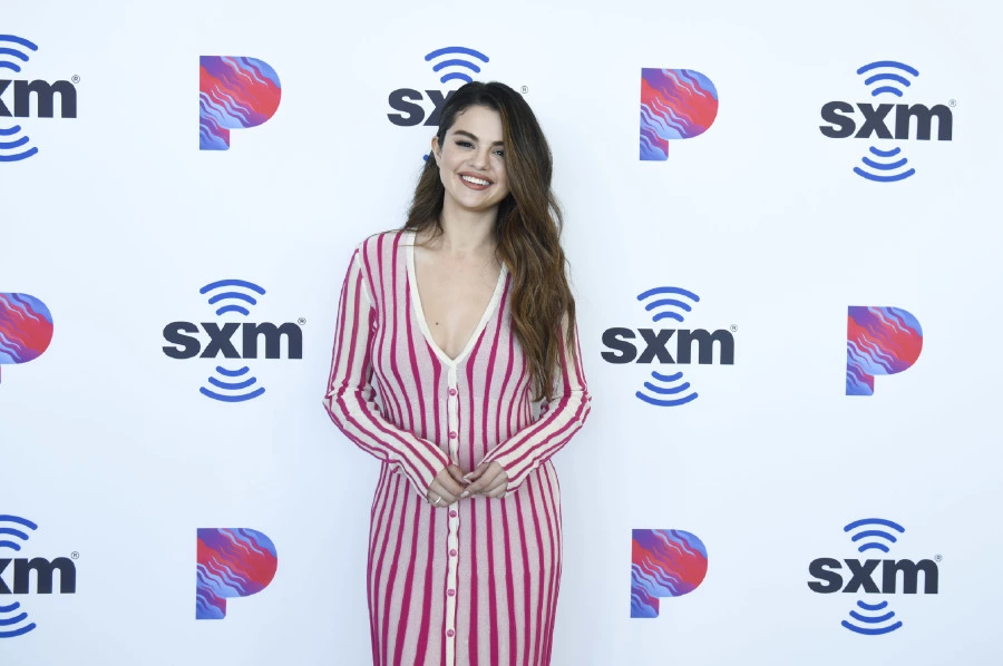 Yeni Single’ı ve Yeni Saçlarıyla Selena Gomez Yeni Single’ı ve Yeni Saçlarıyla Selena Gomez