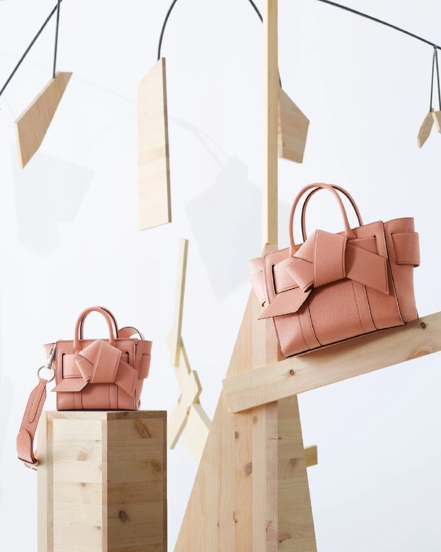 İsveç Tasarımı İngiliz Cazibesiyle Buluşuyor: Acne Studios x Mulberry İsveç Tasarımı İngiliz Cazibesiyle Buluşuyor: Acne Studios x Mulberry
