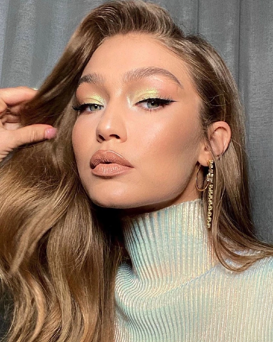 Gigi Hadid'in Makyajında Altın Işıltı Obsesyonu gigi hadid