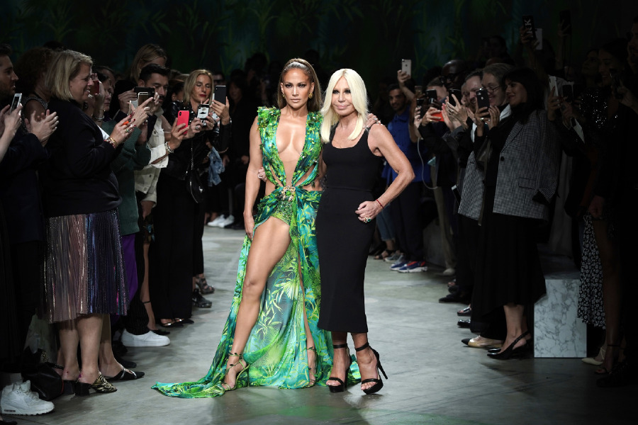 İkonik Versace Elbise, Jennifer Lopez ile Podyumda