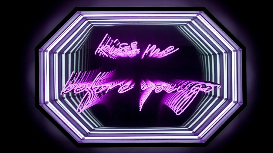 Şehirde Boyutlar Arası Yolculuk: Lights Out Neon Şehirde Boyutlar Arası Yolculuk: Lights Out Neon