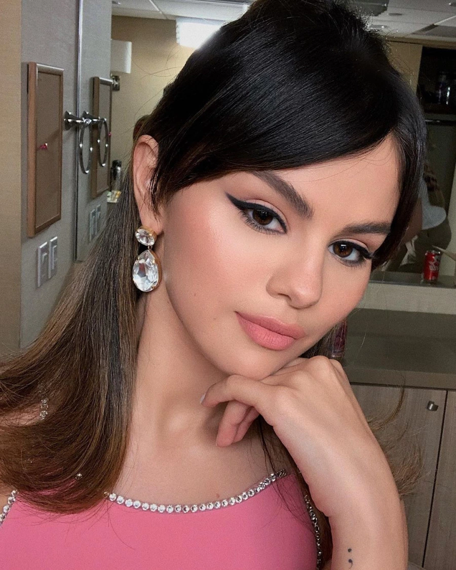 Selena Gomez'in Güzel Sürprizi: Rare Beauty Selena Gomez'in Güzel Sürprizi: Rare Beauty