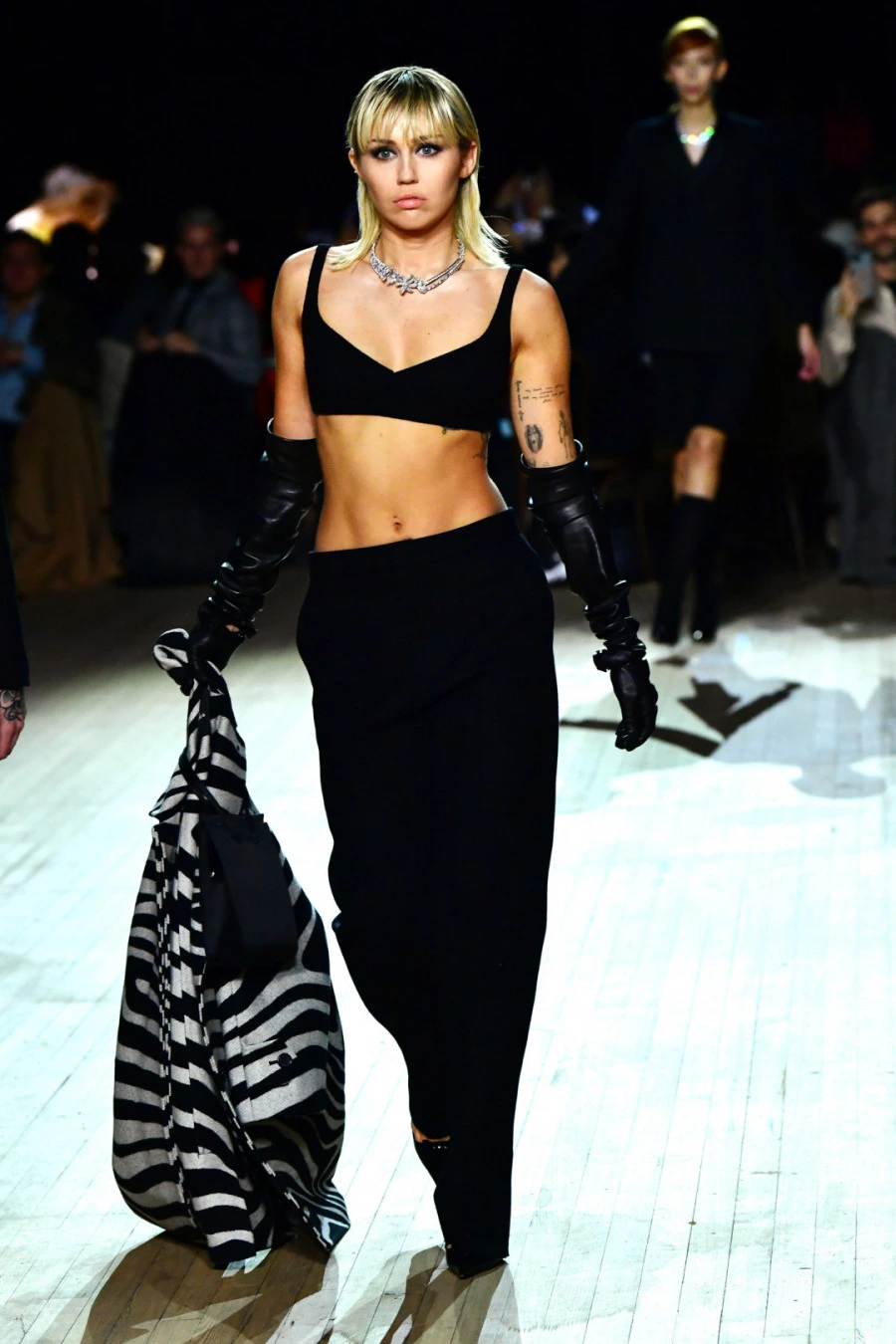 Miley Cyrus, Marc Jacobs Defilesinde Yürüdü! Miley Cyrus