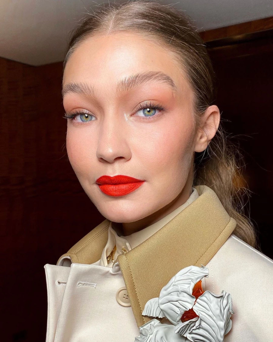 Gigi Hadid'den Rorange Ruj Kullanma Dersi Gigi Hadid'den Rorange Ruj Kullanma Dersi