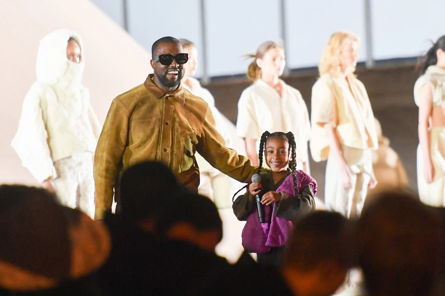 North West Yeezy Sahnesinde! North West Yeezy Sahnesinde!