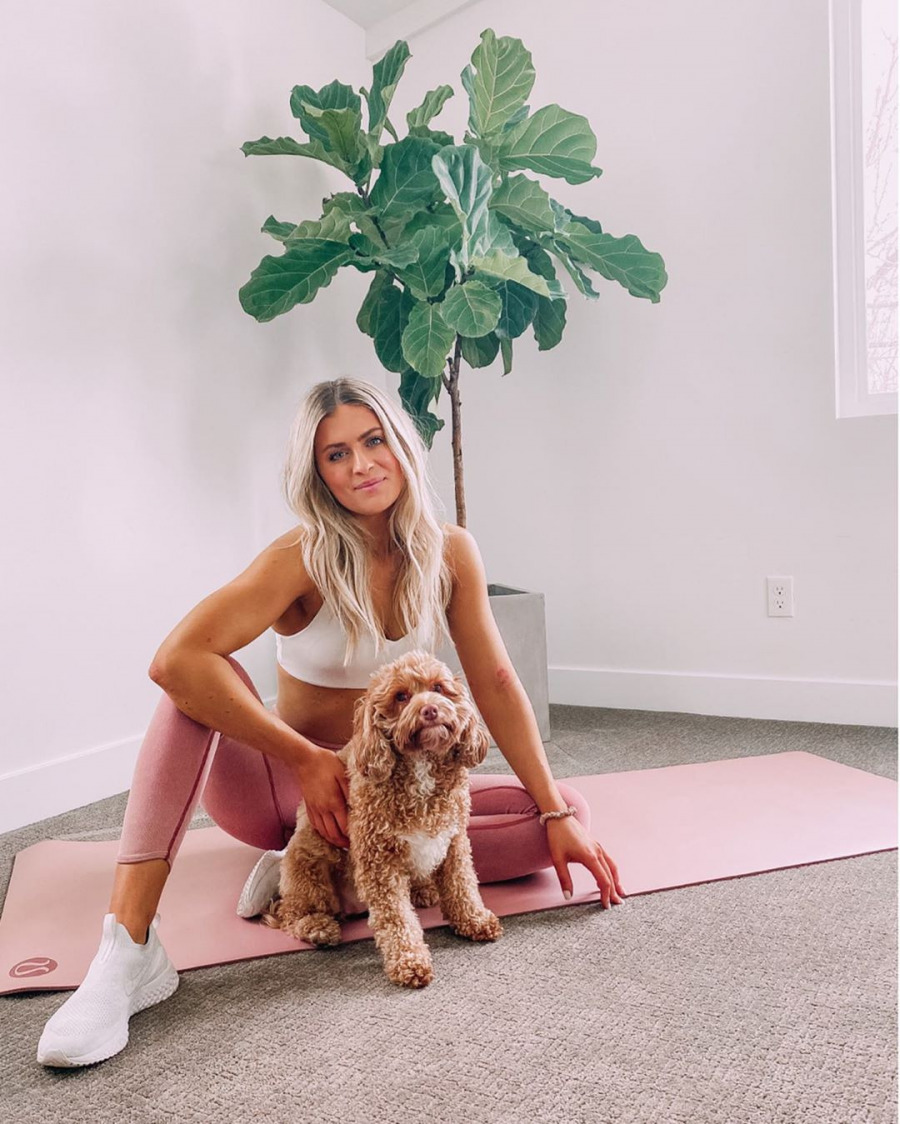 Whitney Simmons, @whitneyysimmons