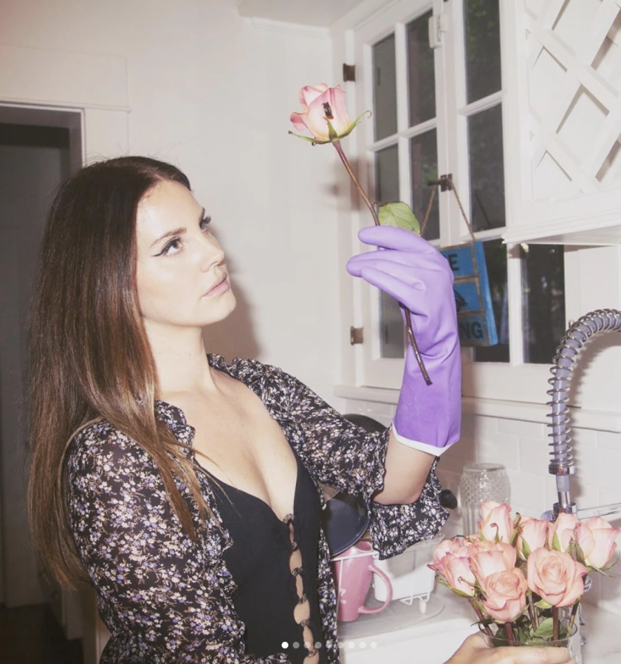 Lana Del Rey'den Şiir Albümü Mü Geliyor? Lana Del Rey'den Şiir Albümü Mü Geliyor?