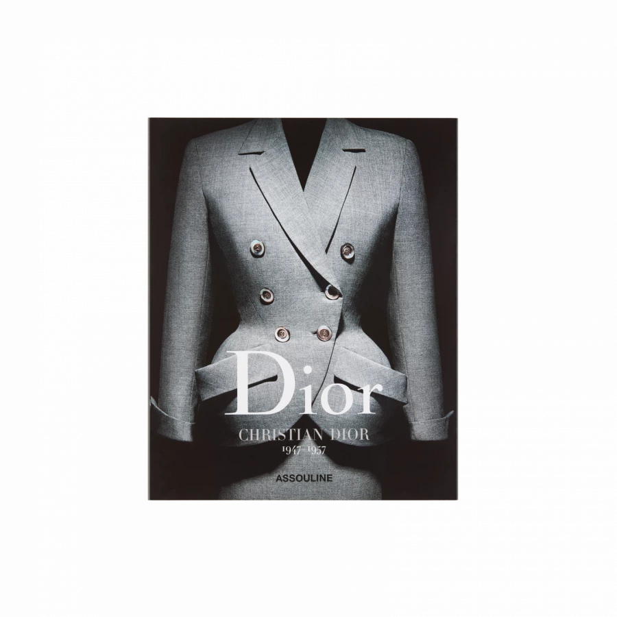 Dior'un Perde Arkasına Açılan Kitaplar Seçkide ünlü Dior vârisleri Gianfranco Ferré, Yves Saint Laurent, Marc Bohan ve Christian Dior'un antolojileri de yer alıyor.