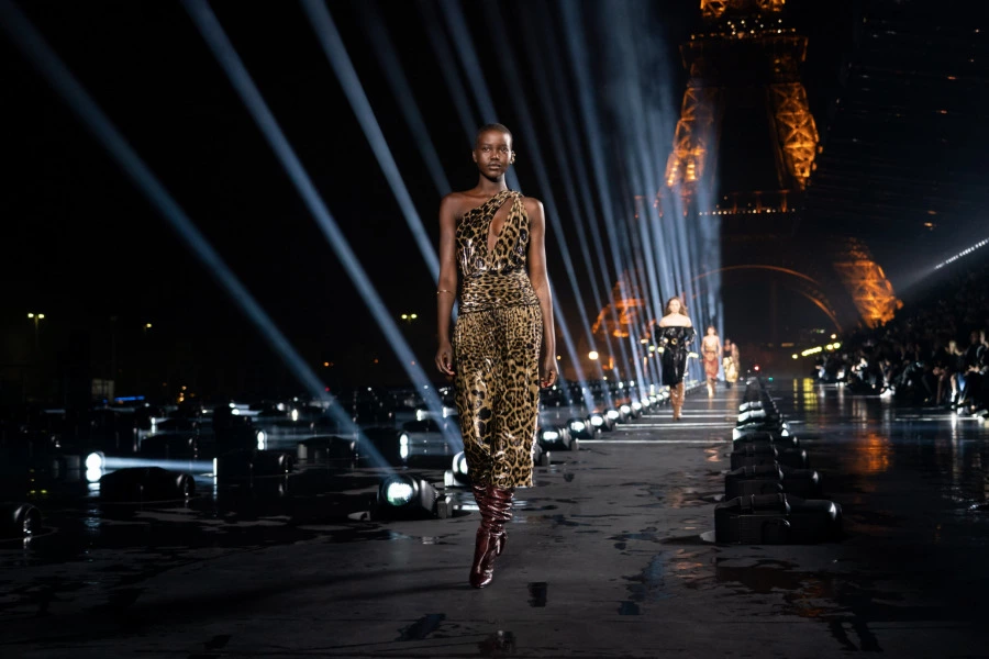 Saint Laurent Moda Takvimini Baştan Yazıyor