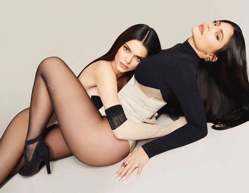 Beklenen Koleksiyon Çıkıyor: Kendall by Kylie Cosmetics Beklenen Koleksiyon Çıkıyor: Kendall by Kylie Cosmetics