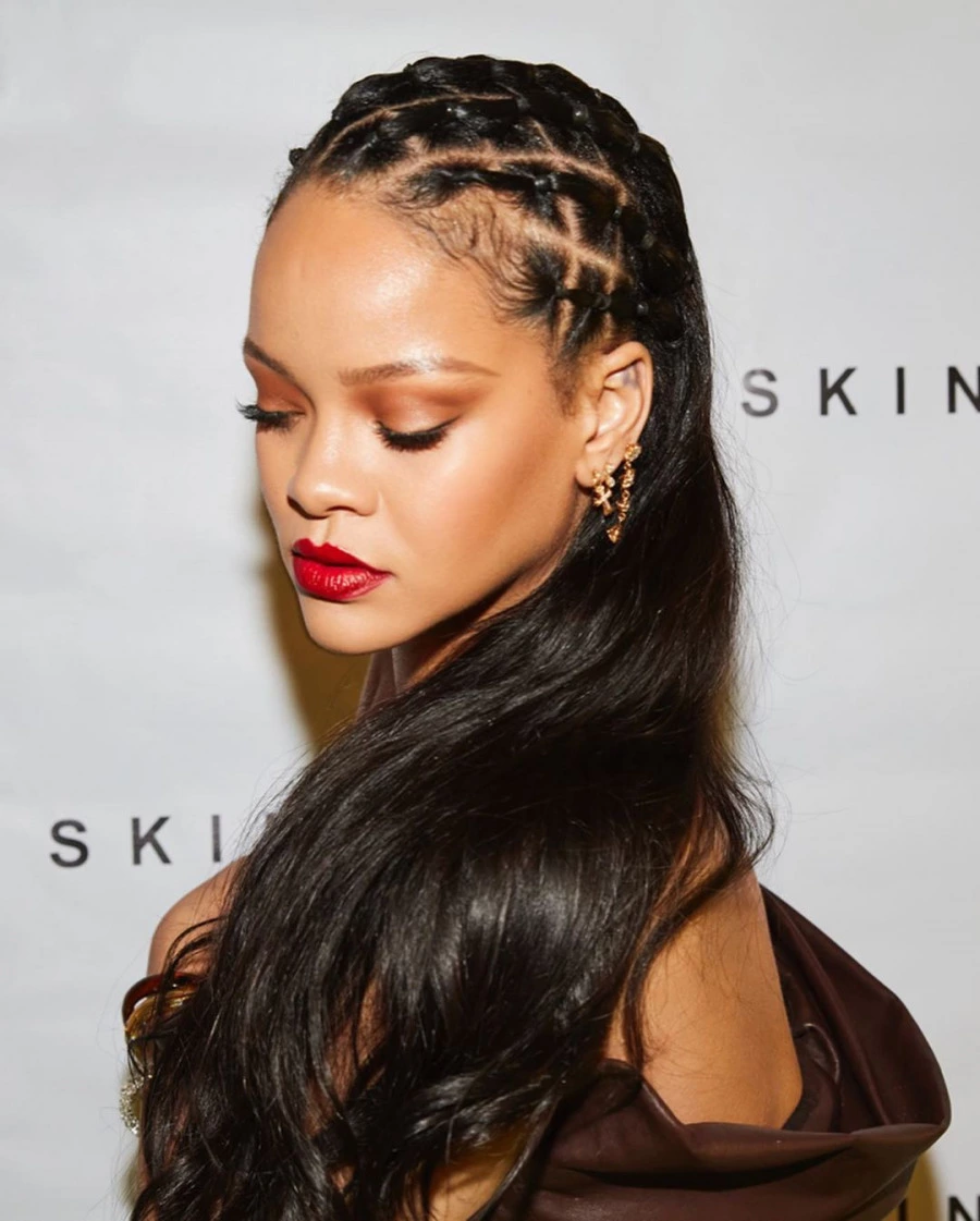 Rihanna'dan Kırmızı ve Bronzun Kusursuz Uyumu rihanna