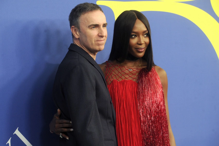 Raf Simons'dan Kadın Dokunuşu Raf Simons'dan Kadın Dokunuşu