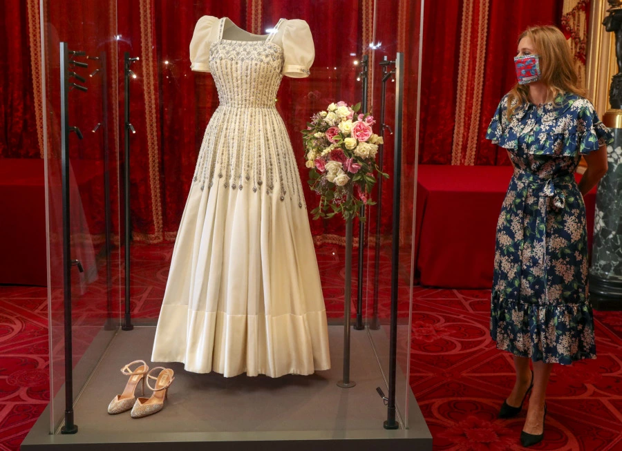 Prenses Beatrice’in Gelinliği Mercek Altında Prenses Beatrice’in Gelinliği Mercek Altında