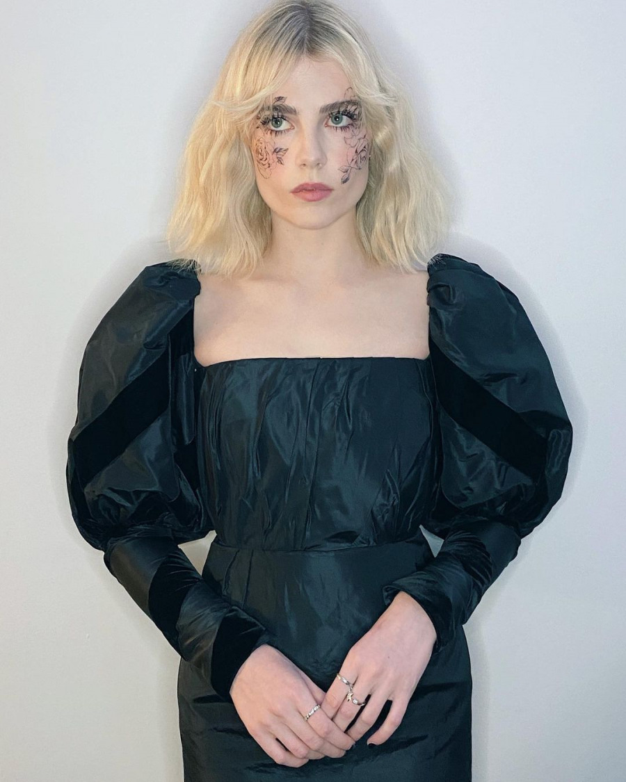 Lucy Boynton'un Karanlık ve Romantik Güzelliği