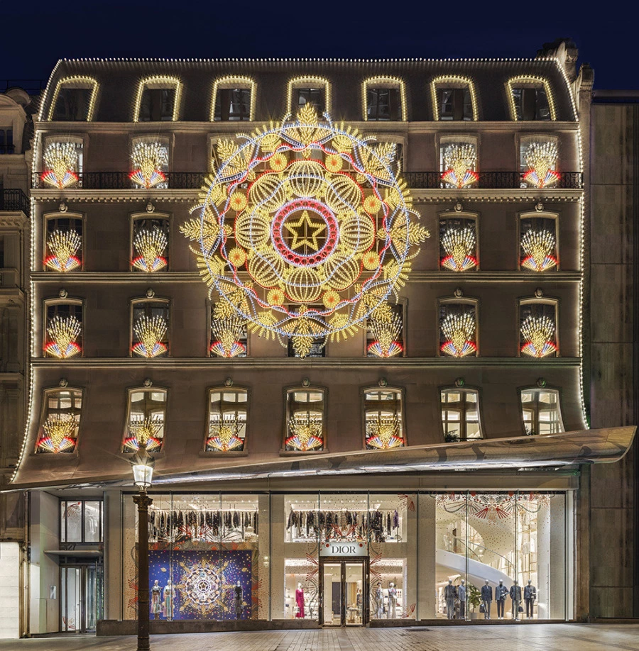 Dior’un Mutluluk Aşılayan Yılbaşı Vitrinleri -DIOR_CHRISTMAS WINDOWS ©KRISTEN PELOU