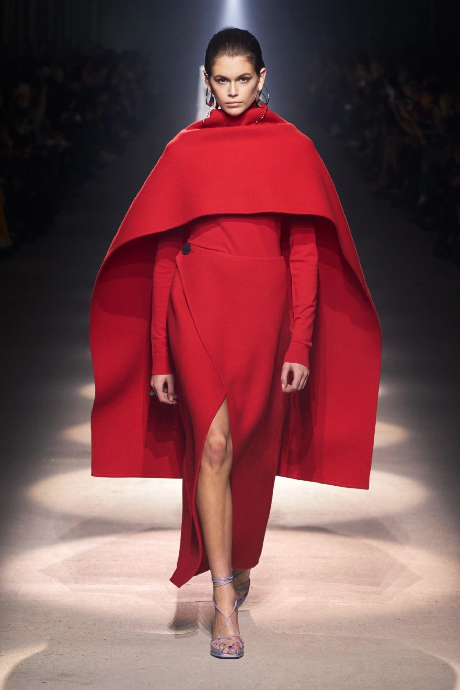 Tam Zamanı: Kırmızı Givenchy