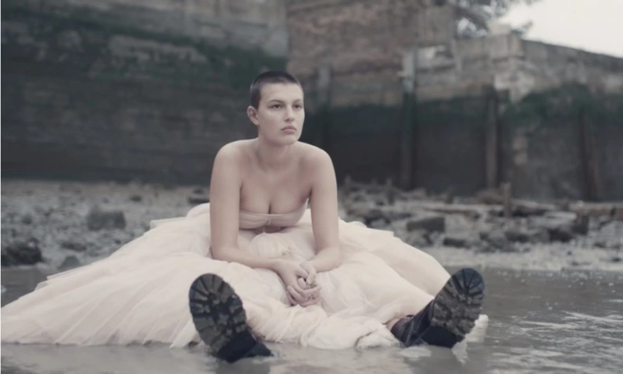 'First Light' Alexander McQueen 2021 İlkbahar/Yaz Koleksiyon Filmi Alexander McQueen