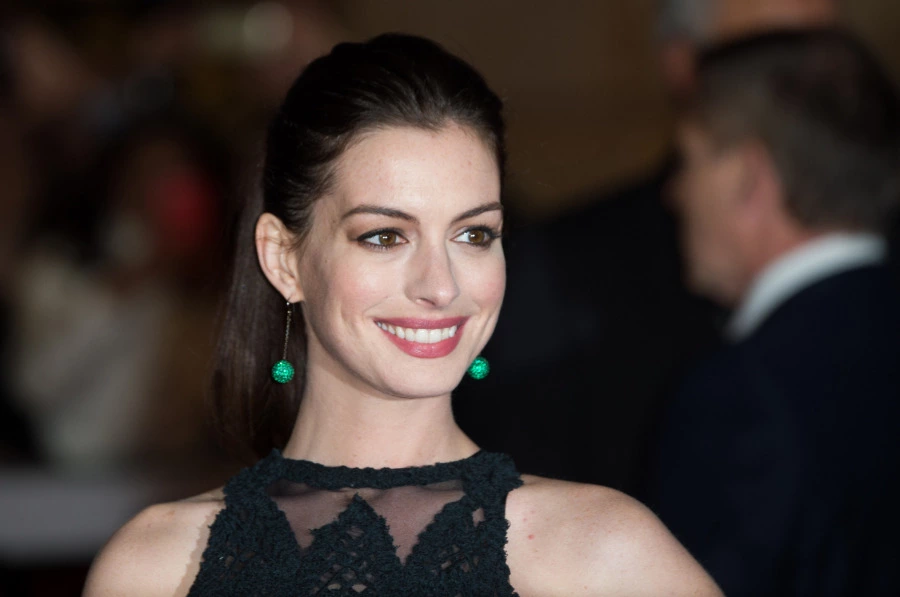Anne Hathaway’den Küçük Bir Rica Anne Hathaway’den Küçük Bir Rica