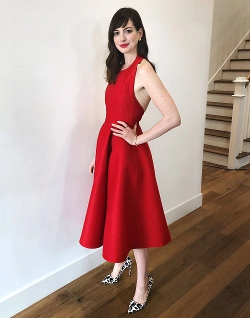 Anne Hathaway Basın Toplantılarına Dior'la Katıldı Anne Hathaway