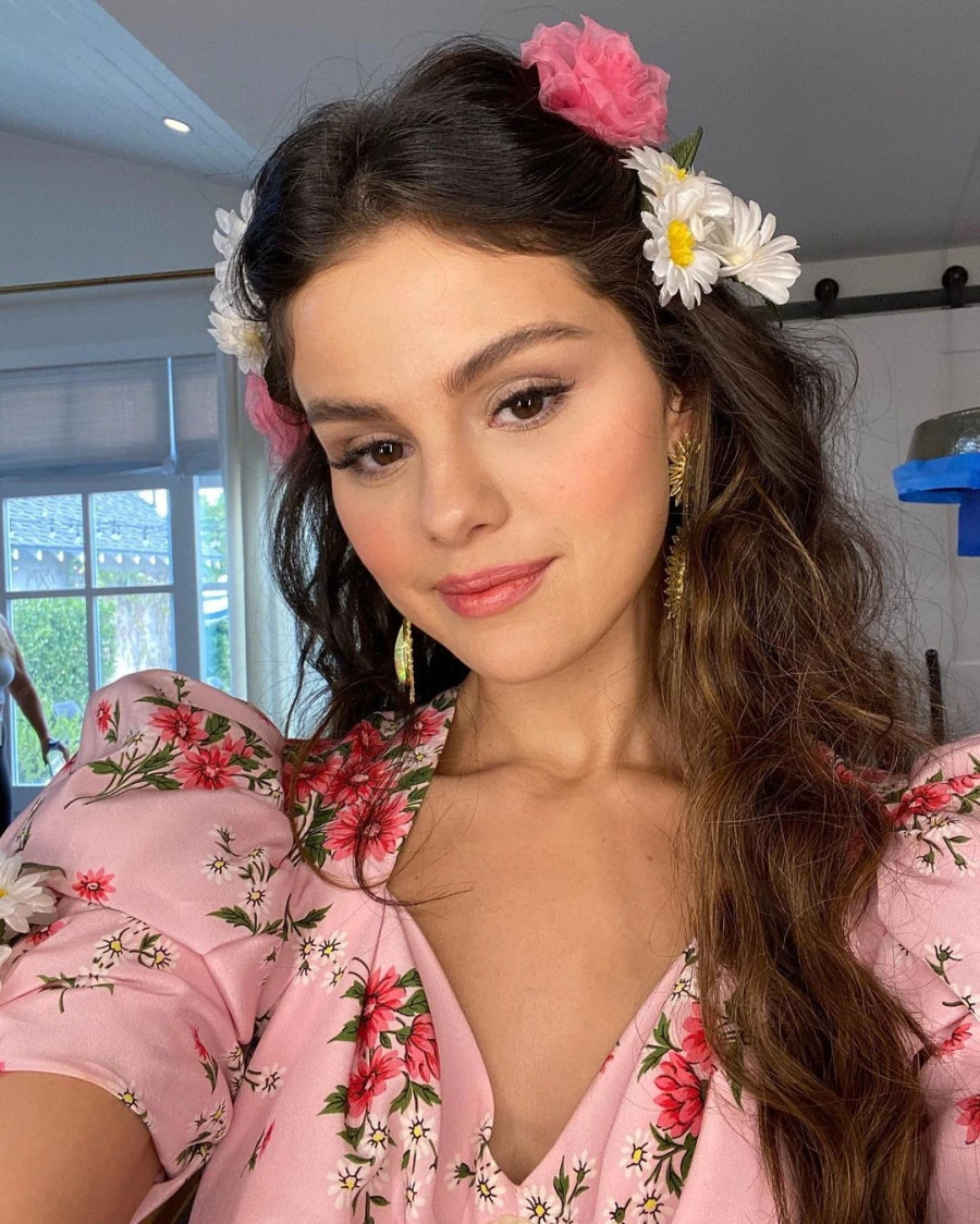 Selena Gomez'in Floral Güzellik Dönüşümü selena gomez