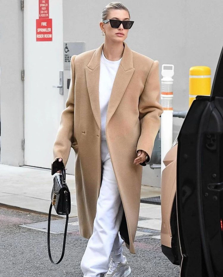 Beyaz Pantolonlar için Sıcak Mevsimleri Beklemeye Gerek Yok Hailey Bieber