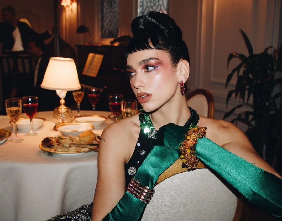 Dua Lipa Mikro Perçemlerin Çekim Alanında Dua Lipa Mikro Perçemlerin Çekim Alanında