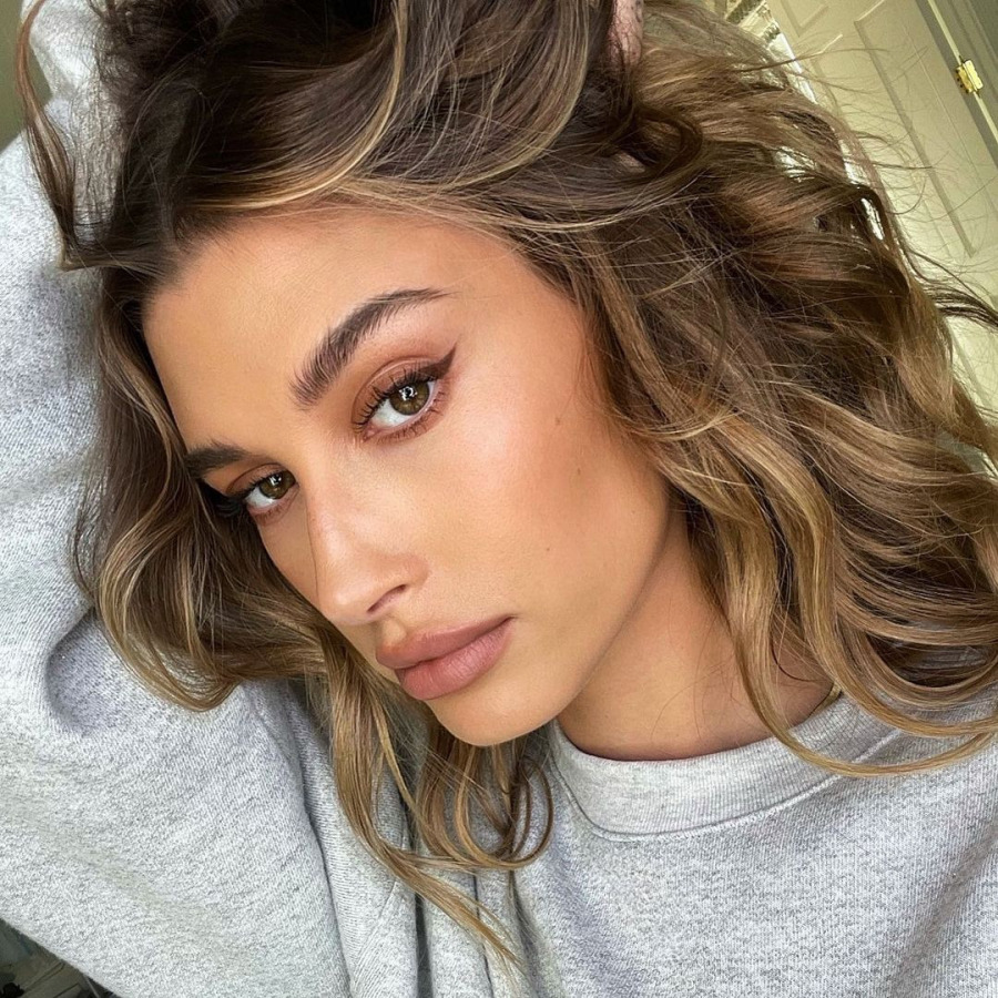 Hailey Baldwin'in Göz Makyajındaki Kilit Ürün