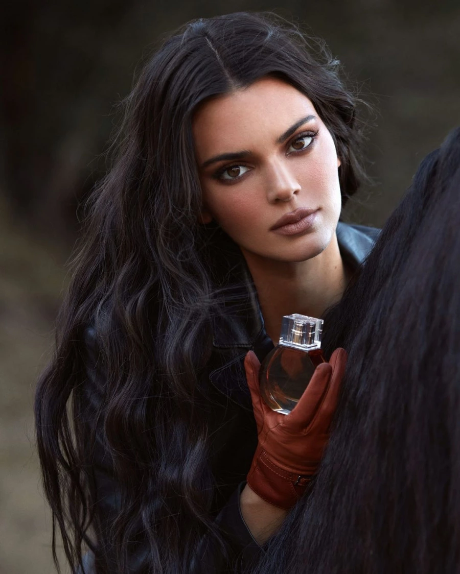 Kim Kardashian ve Kendall Jenner'ın Parfüm Birlikteliği Kim Kardashian ve Kendall Jenner'ın Parfüm Birlikteliği