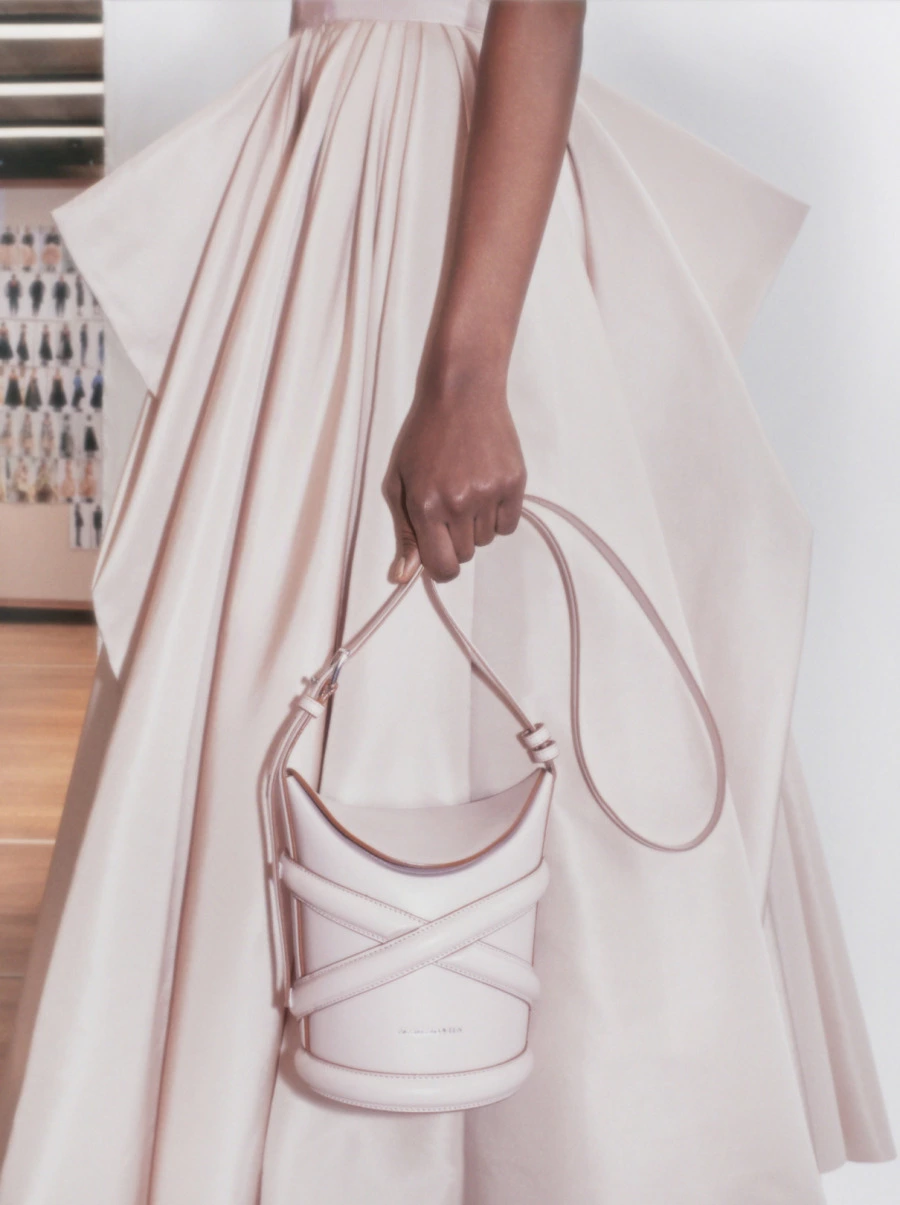 Sezonun Yeni 'It Bag'i: The Curve Bag Sezonun Yeni 'It Bag'i: The Curve Bag
