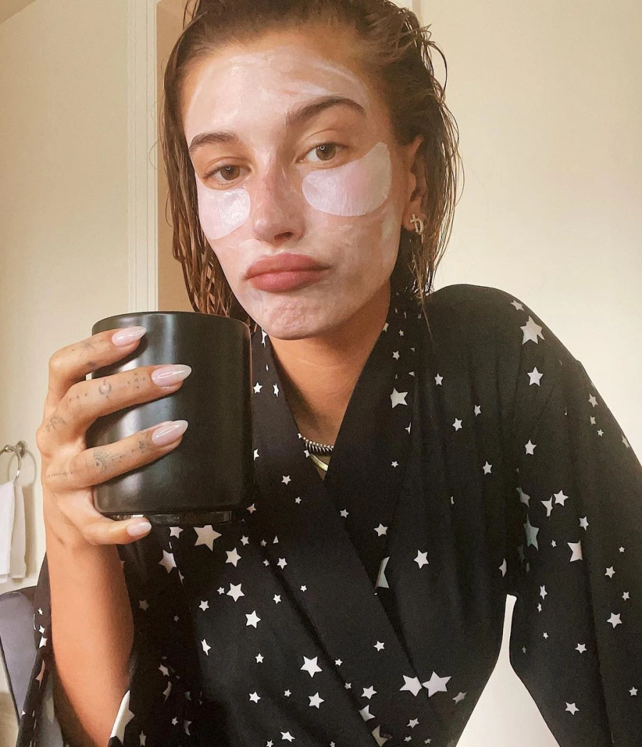 Hailey Bieber'ın Gece Bakım Rutini