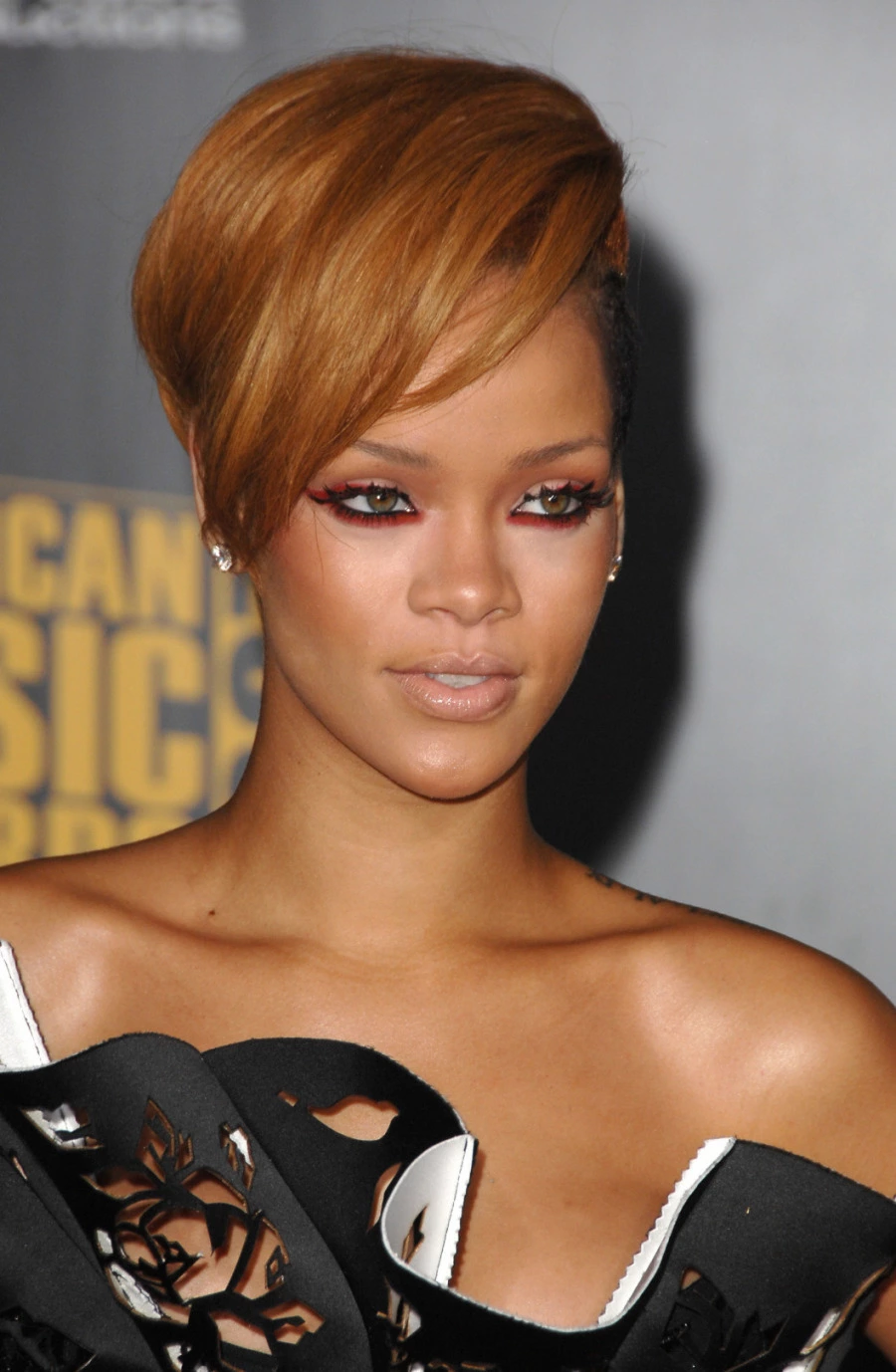 Rihanna'nın İkonik Pixie Saç Dönüşümü Rihanna'nın İkonik Pixie Saç Dönüşümü