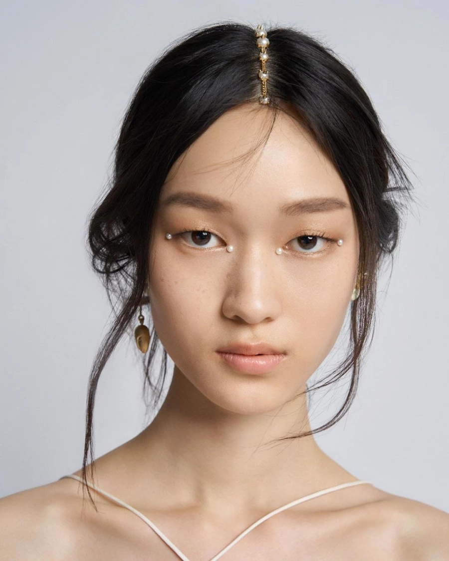 Dior'un İnci Işıltılı Güzelliği Dior'un İnci Işıltılı Güzelliği