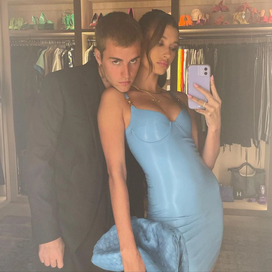 Hailey Bieber’ın 90’lar İlhamlı Görünümünden Yeni İşbirliklerine Haftanın Moda Haberleri Hailey Bieber
