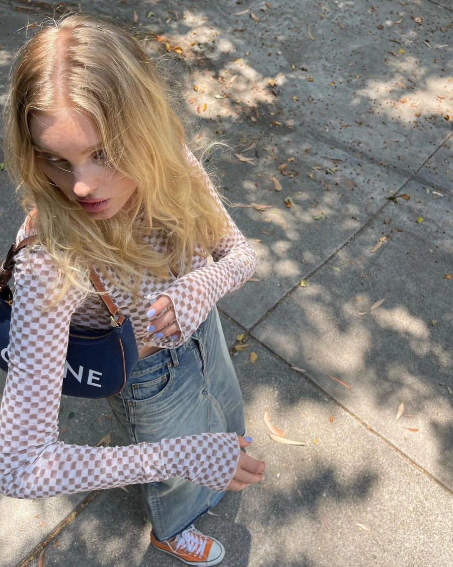 Uzun Denim Etekler Yıllar Sonra Yeniden Gündemde Elsa Hosk, uzun denim etek