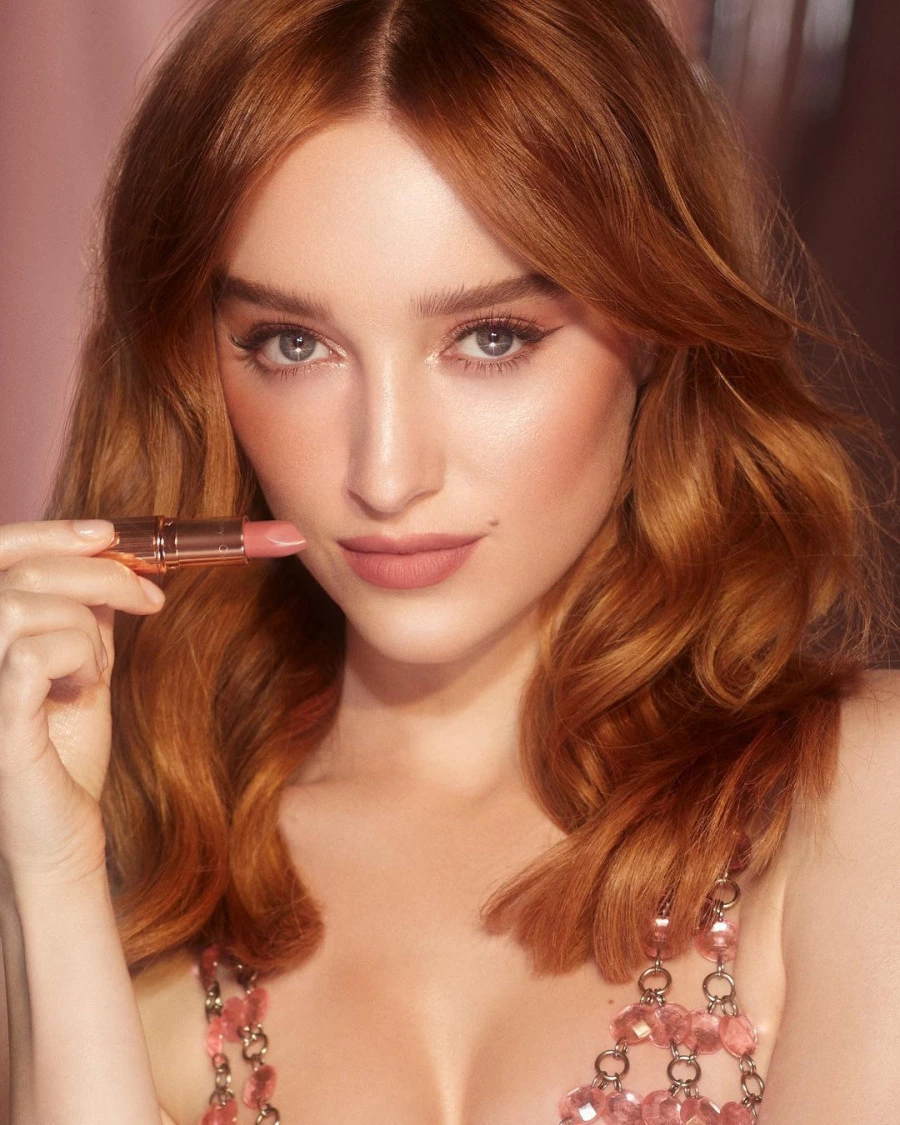 Charlotte Tilbury'nin Yeni Yüzü: Phoebe Dynevor Phoebe Dynevor, Charlotte Tilbury