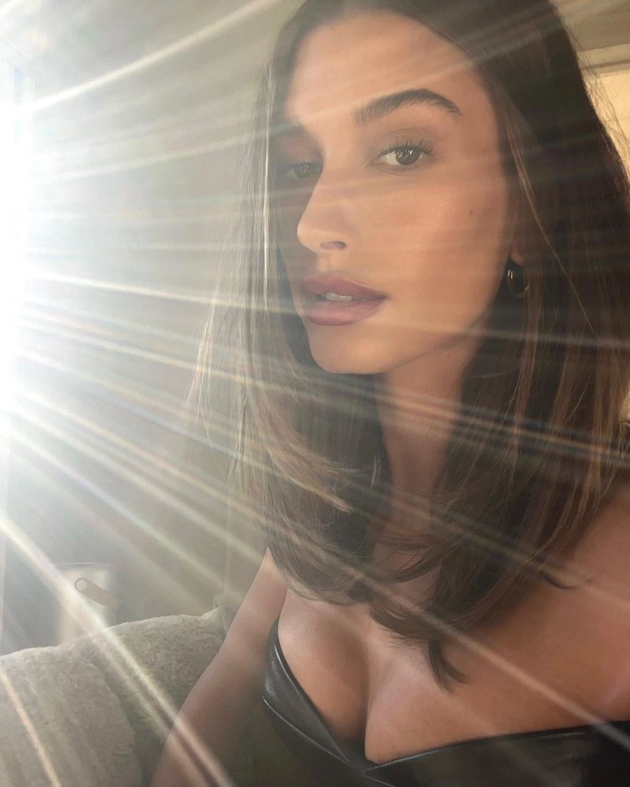 Hailey Bieber'dan Ters Köşe Saç Rengi Hailey Bieber'dan ters Köşe Saç Rengi