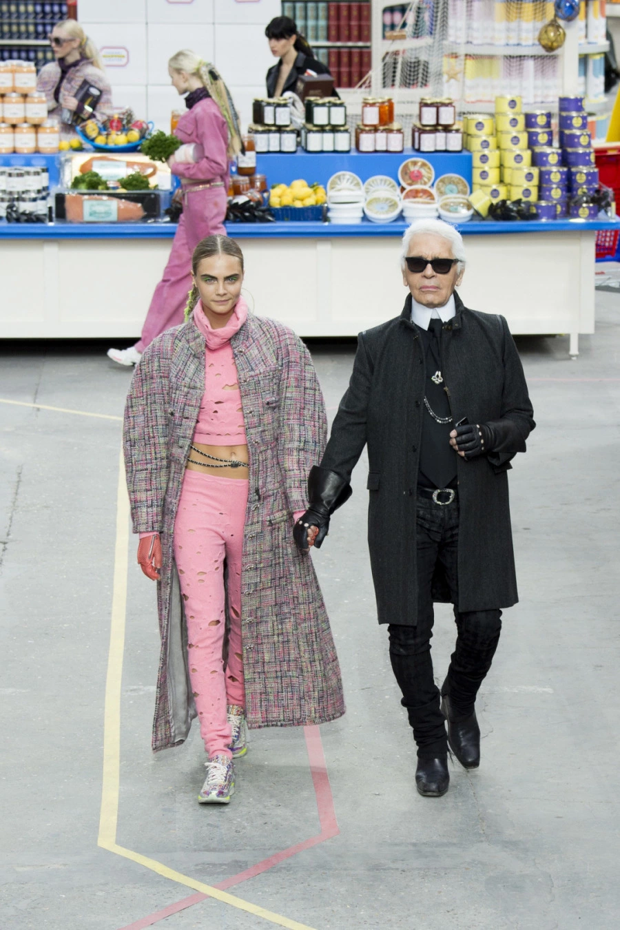 Cara Delevingne Karl Lagerfeld İçin Tasarımcı Koltuğuna Geçiyor Karl Lagerfeld