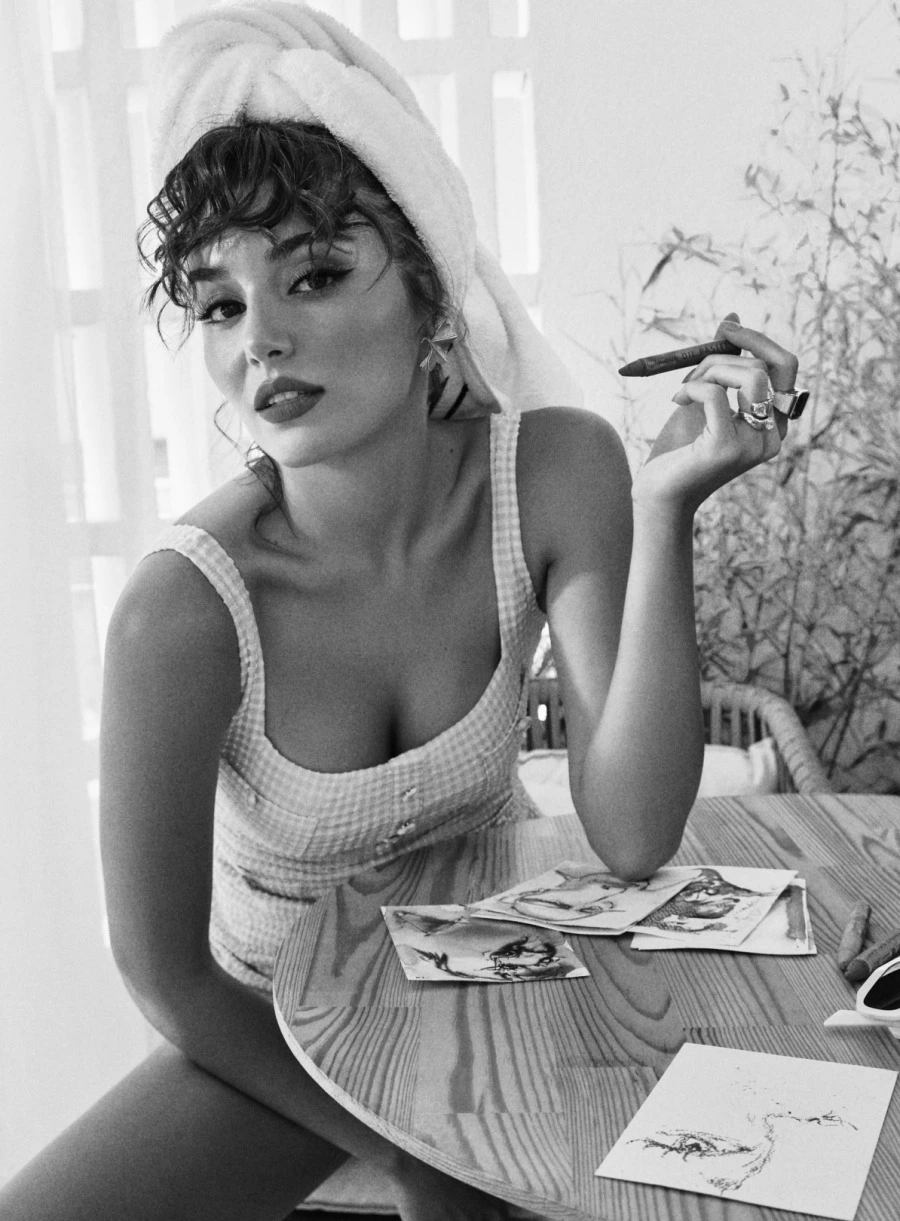 Hande Erçel ile Dingin ve Derin Sularda Hande Erçel ile Dingin ve Derin Sularda