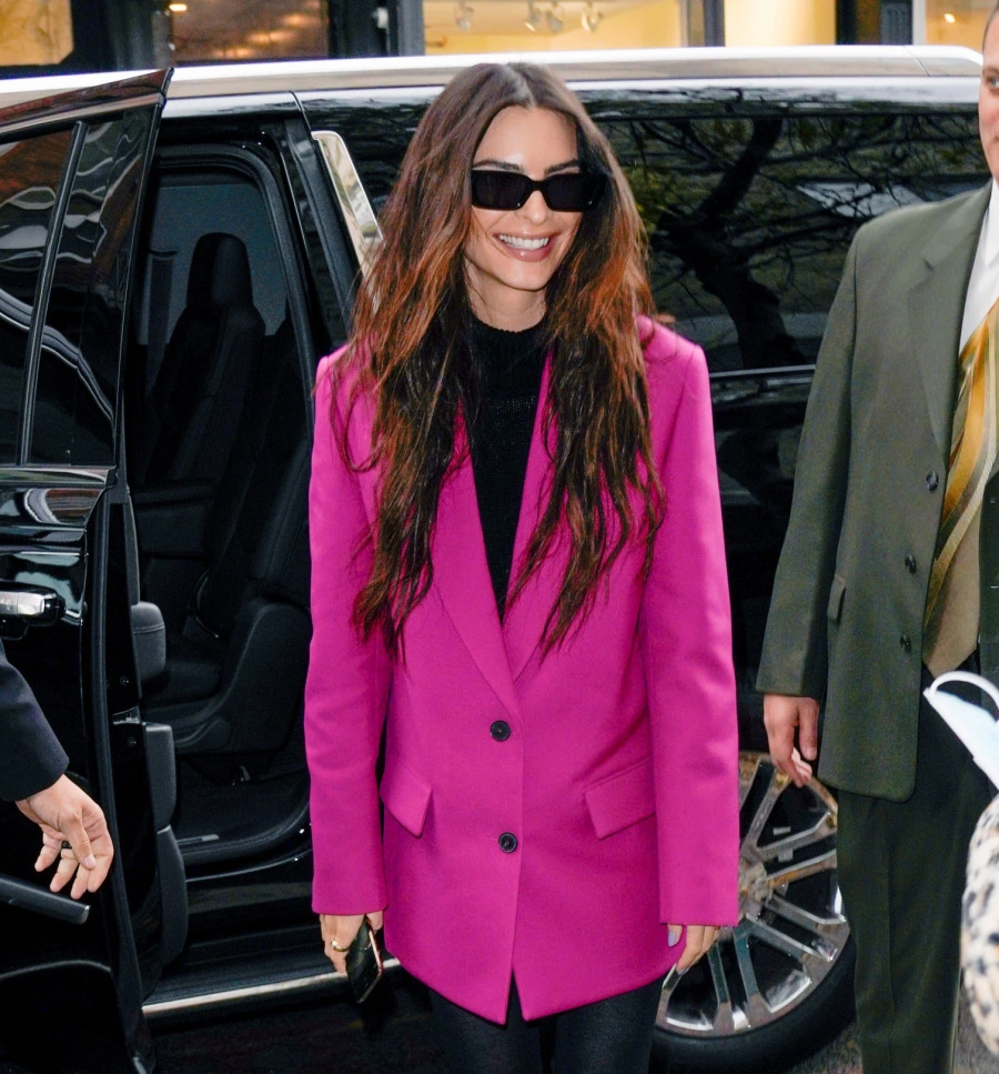 The Beatles İlhamlı Yeni Koleksiyondan Neon Renklerin Kış Yansımasına, Haftanın Moda Haberleri Emily Ratajkowski