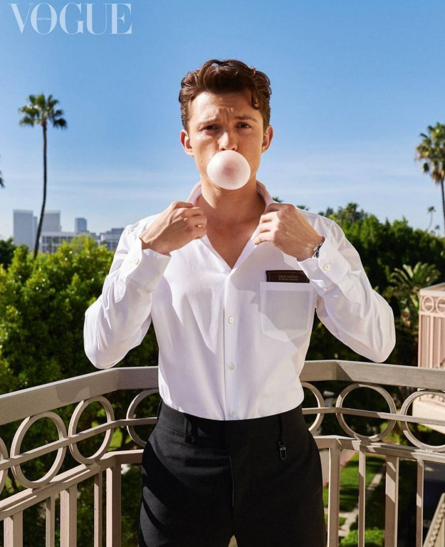 Tom Holland Dans Ayakkabıları Giymeye Hazırlanıyor