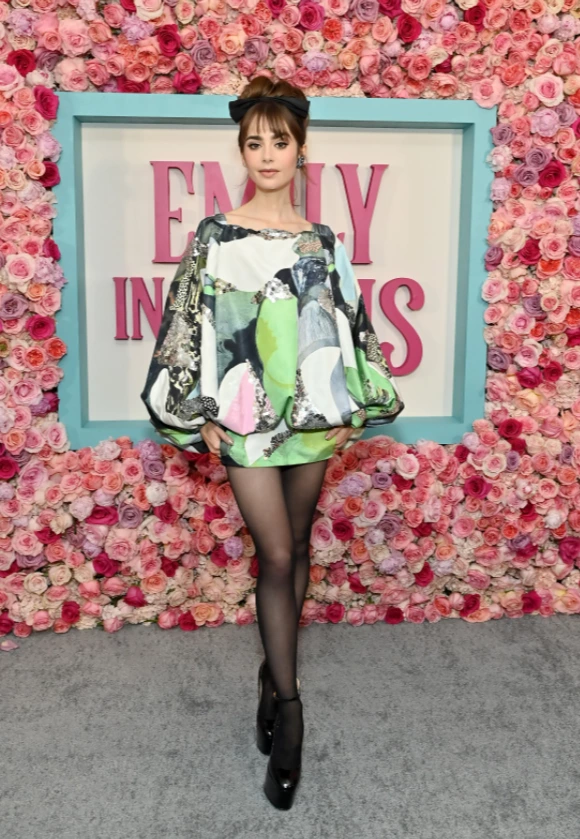 Lily Collins’in Nostaljik Görünümden 90’lar Trendinin Geri Dönüşüne; Haftanın Moda Haberleri Lily Collins