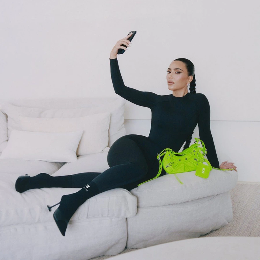 Balenciaga’dan Kim Kardashian’a İlan-ı Aşk Balenciaga’dan Kim Kardashian’a İlan-ı Aşk