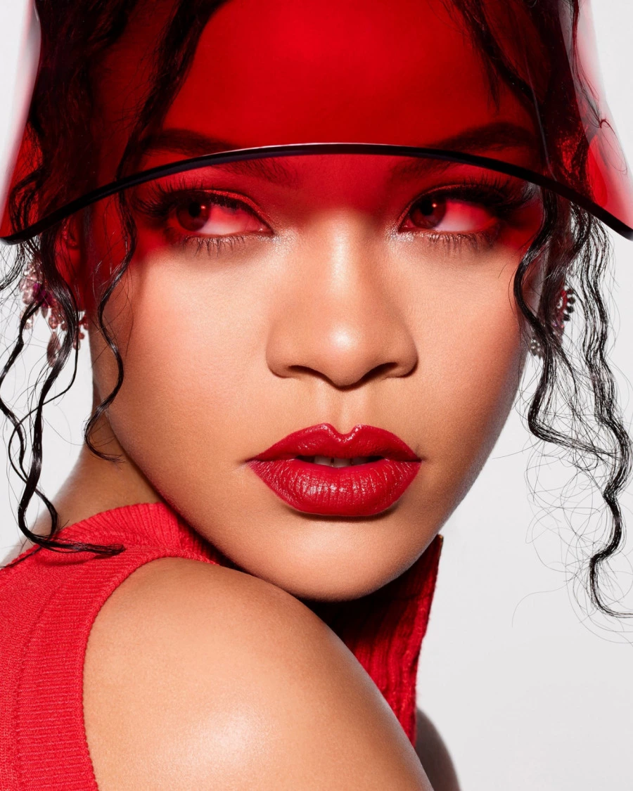Rihanna'dan Bakımlı Dudakların Yeni Formülü Rihanna'dan Bakımlı Dudakların Yeni Formülü