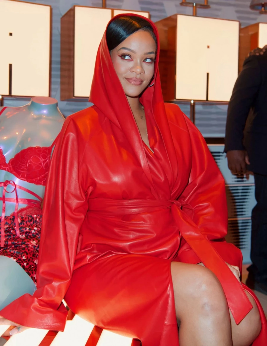 Rihanna'dan Eyeliner'a Renkli Yorum Rihanna'dan Eyeliner'a Renkli Yorum