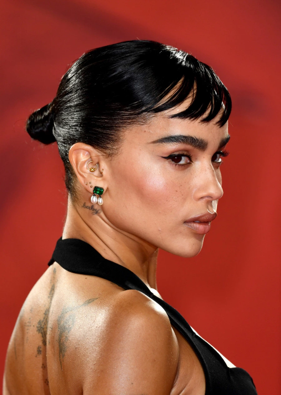 Zoë Kravitz'den Kısa Saçlara Özel Minimal Topuz zoe kravitz